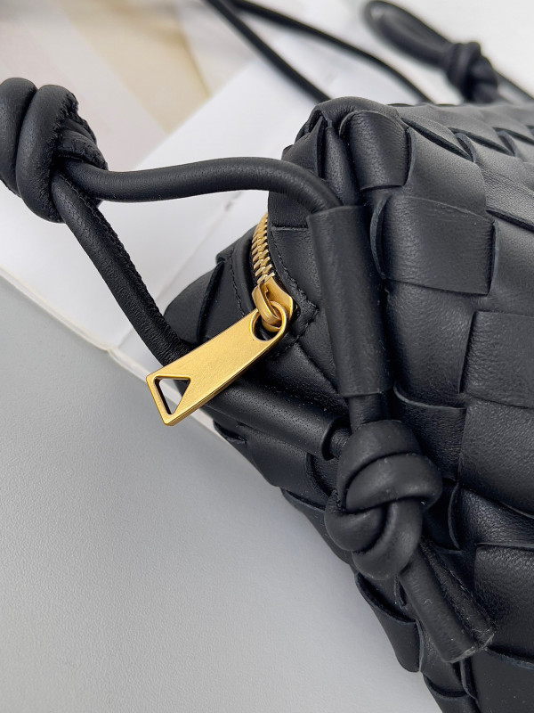 Bo*te*ga ve*ne*ta mini loop camera bag