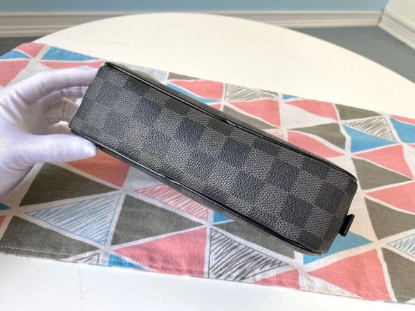 l**is V*t*n toiletry pouch pm