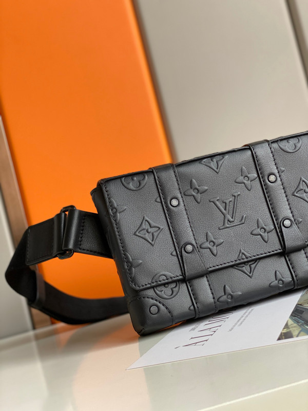 l**is V*t*n trunk slingbag