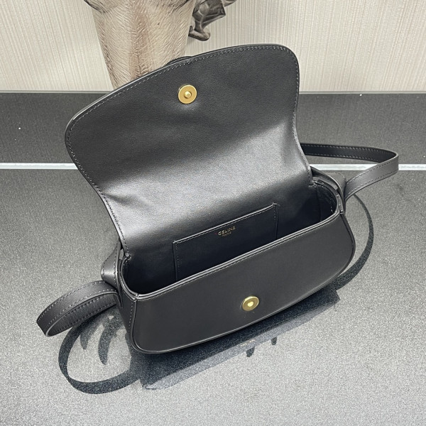 Ce**e clutch on strap