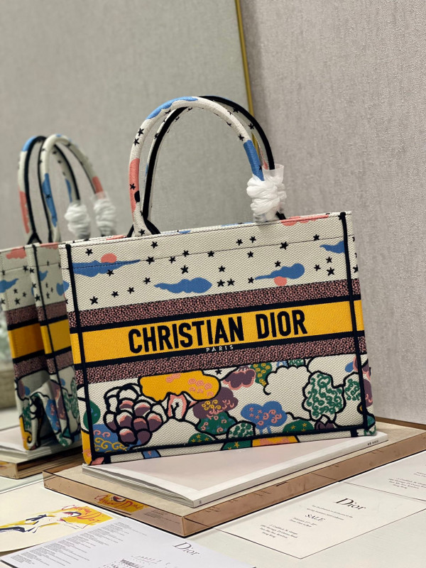 medium D*or book tote