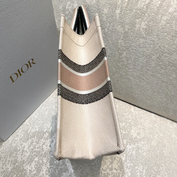 medium D*or book tote