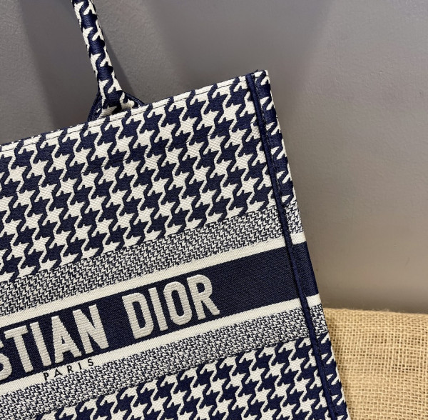medium D*or book tote