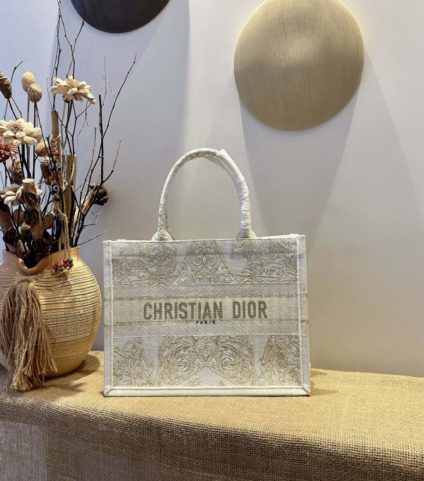medium D*or book tote
