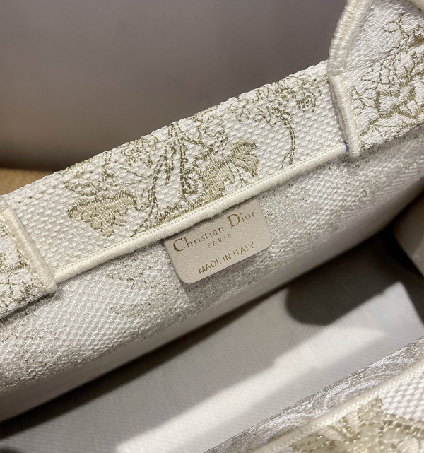 medium D*or book tote