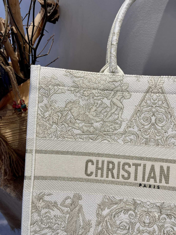 large D*or book tote
