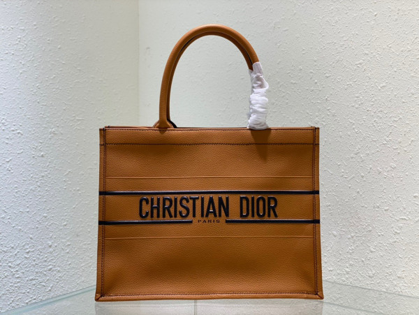 medium D*or book tote