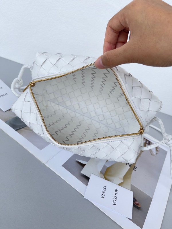 Bo*te*ga ve*ne*ta small loop camera bag