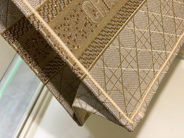 medium D*or book tote