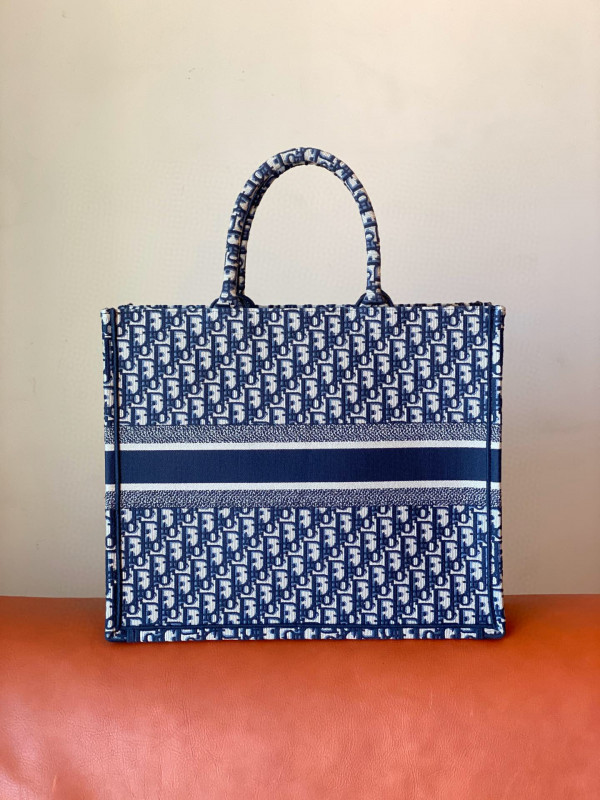 large D*or book tote