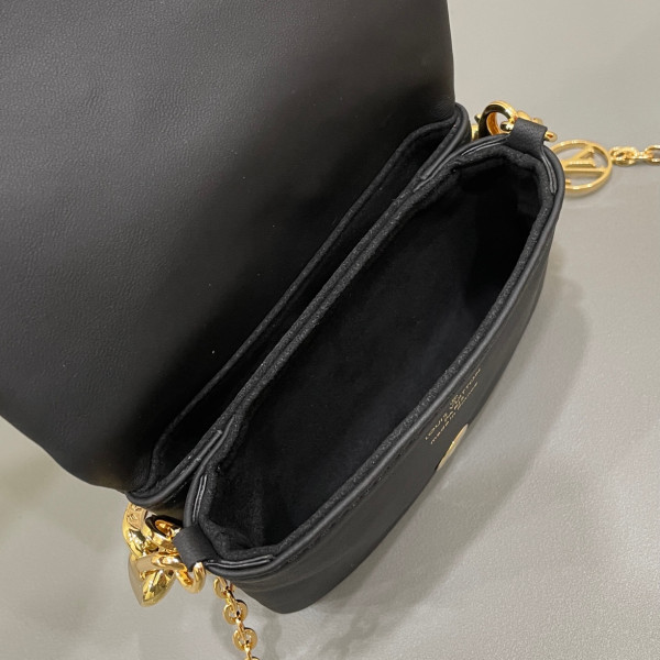 l**is V*t*n beltbag coussin