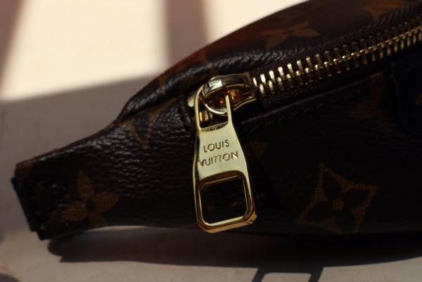 l**is V*t*n wrist bag