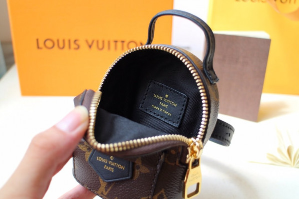 l**is V*t*n wrist bag