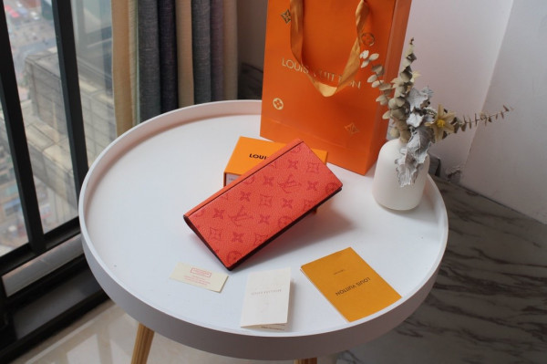l**is V*t*n brazza wallet