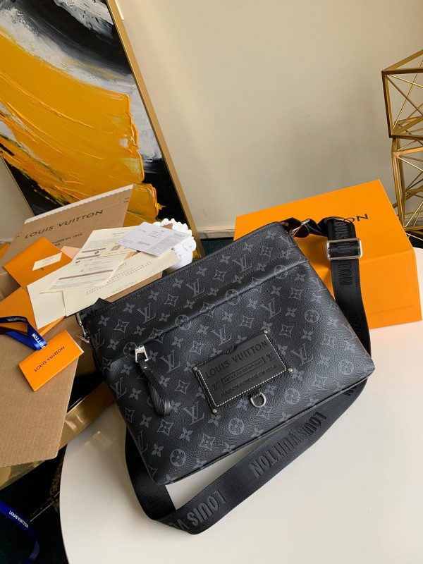 l**is V*t*n messenger bag
