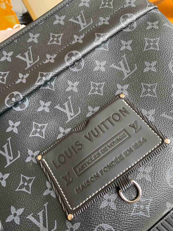 l**is V*t*n messenger bag