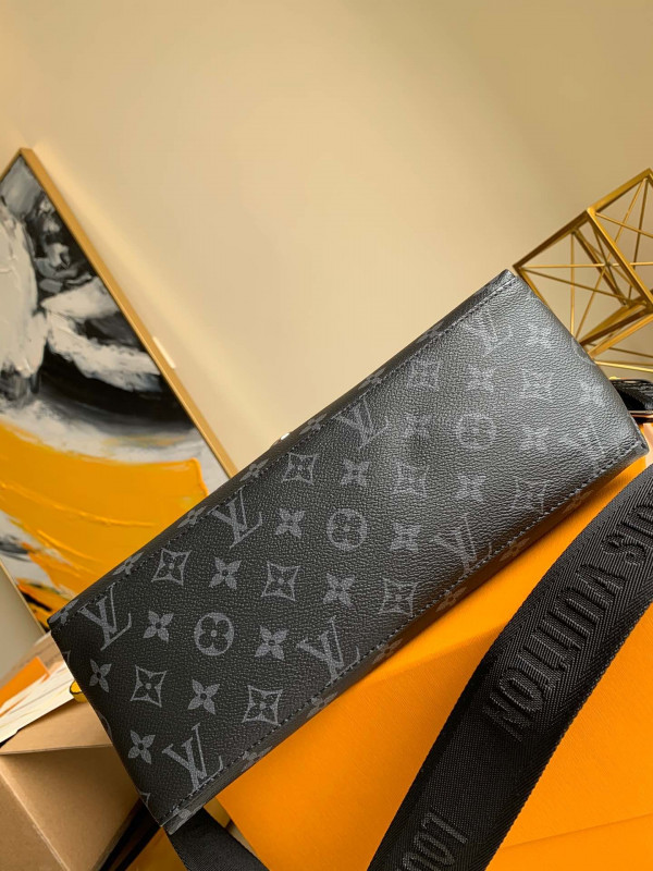 l**is V*t*n messenger bag