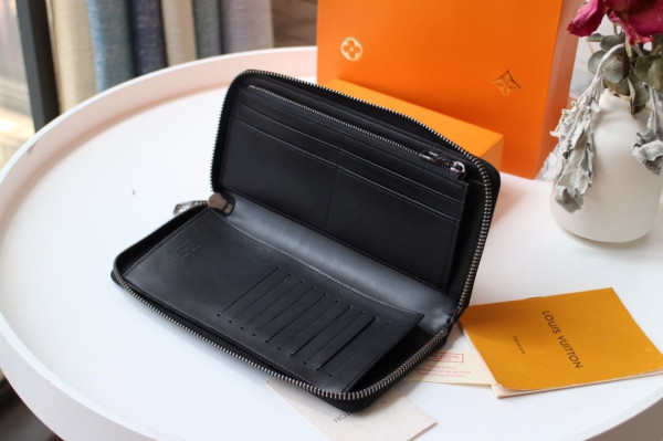 l**is V*t*n zippy wallet