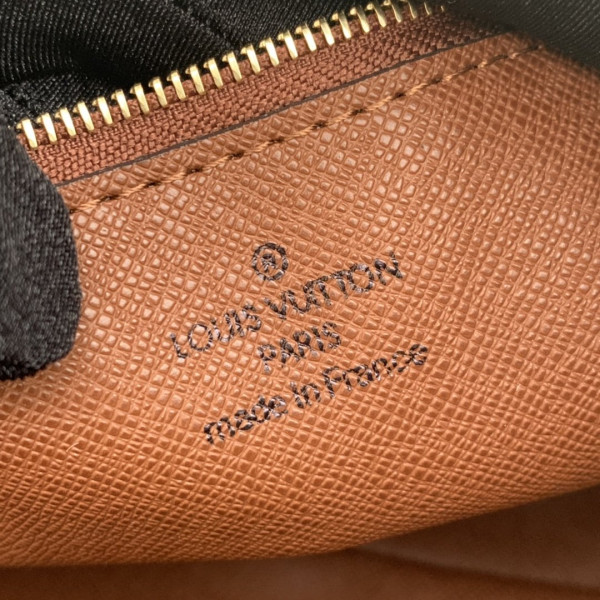 l**is V*t*n messenger bag