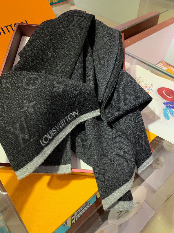 l**is V*t*n scarf