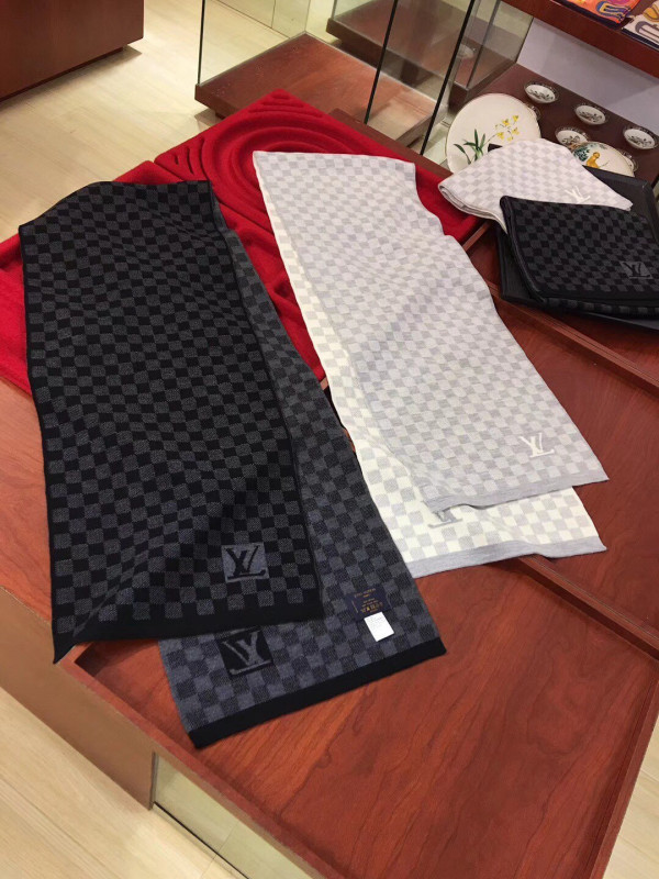 l**is V*t*n scarf