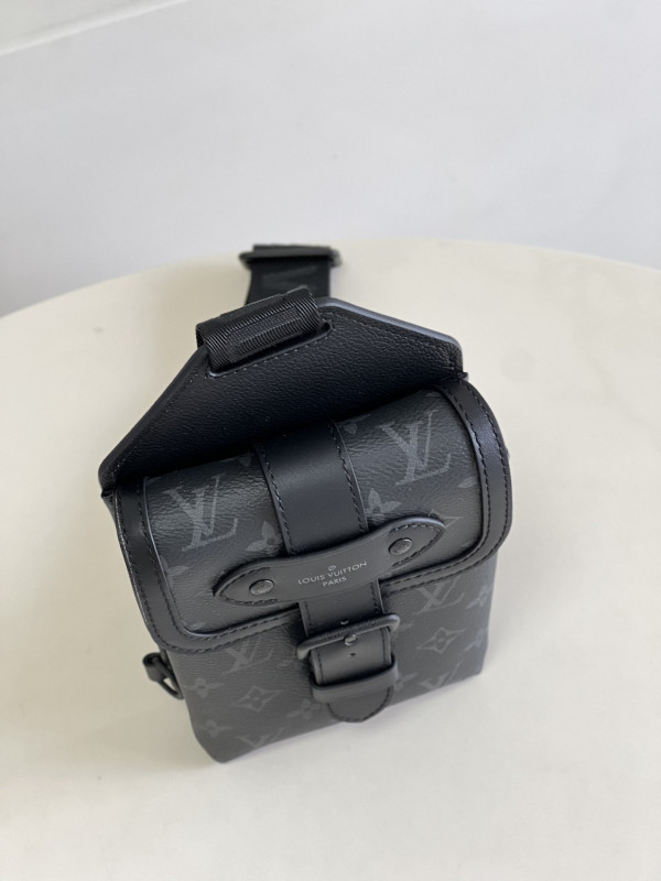 l**is V*t*n saumur slingbag
