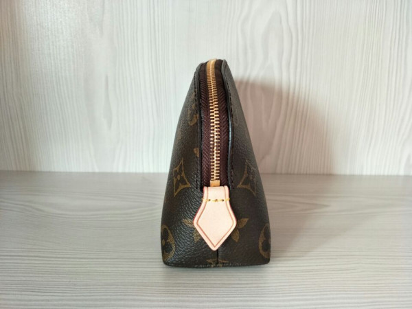 l**is V*t*n cosmetic pouch