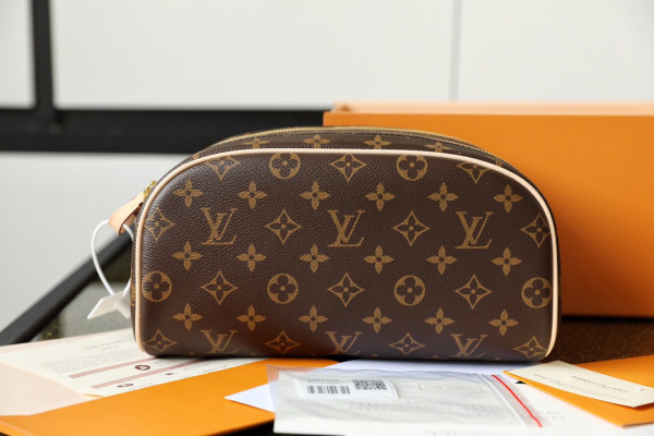 l**is V*t*n toiletry bag