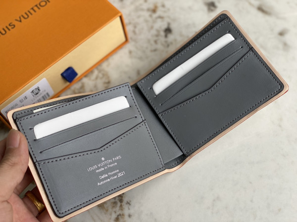 l**is V*t*n slender wallet