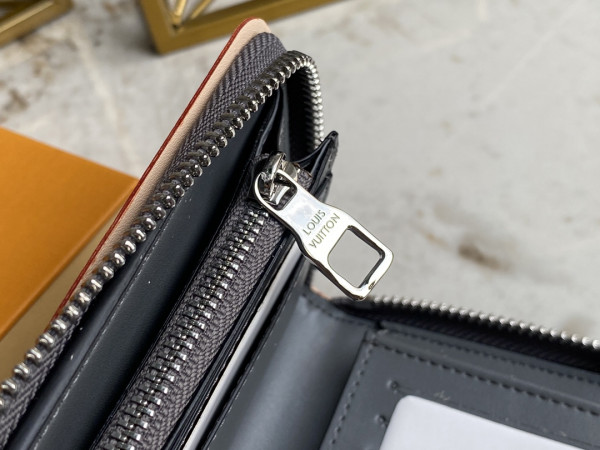 l**is V*t*n zippy wallet vertical