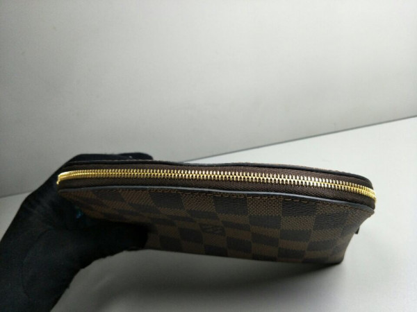 l**is V*t*n cosmetic pouch