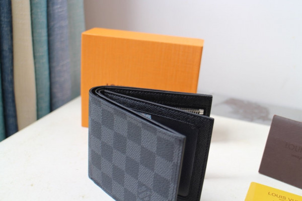 l**is V*t*n amerigo wallet
