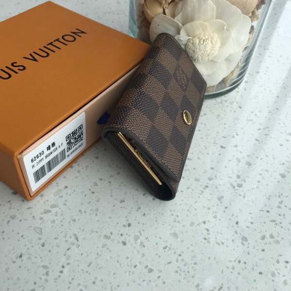 l**is V*t*n 6 key holder