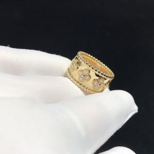 Van Cleef & Arpels Perlée clovers ring
