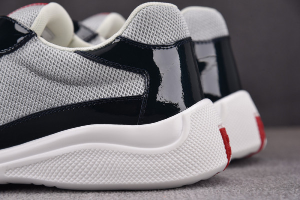 Pra*a sneaker