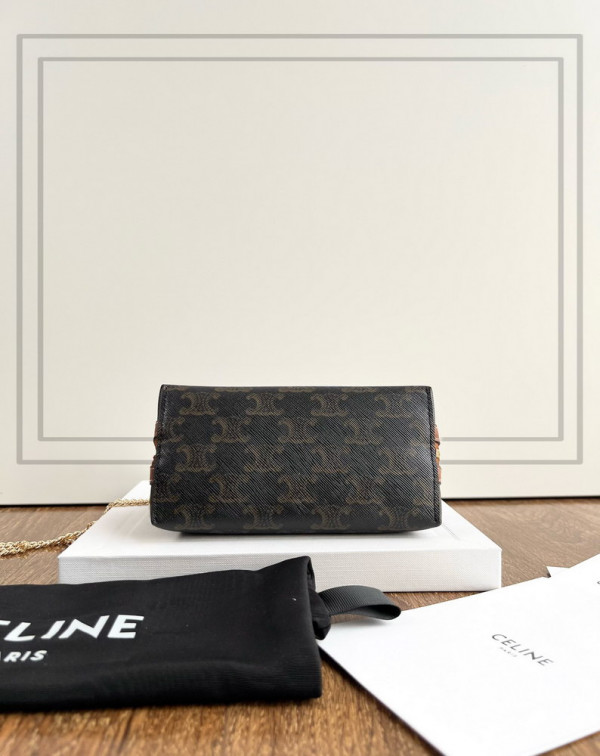 Ce**e clutch with chain in triomphe canvas