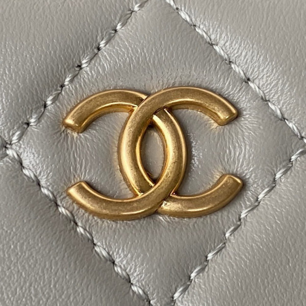 CL VANITY WITH CHAIN