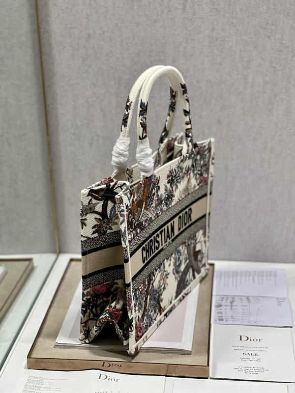 medium D*or book tote
