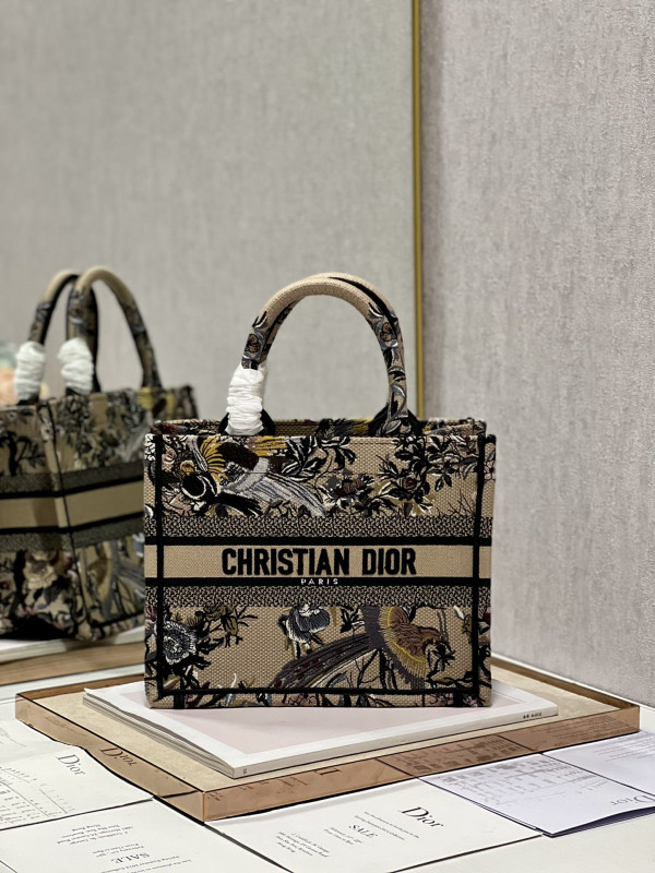 small D*or book tote