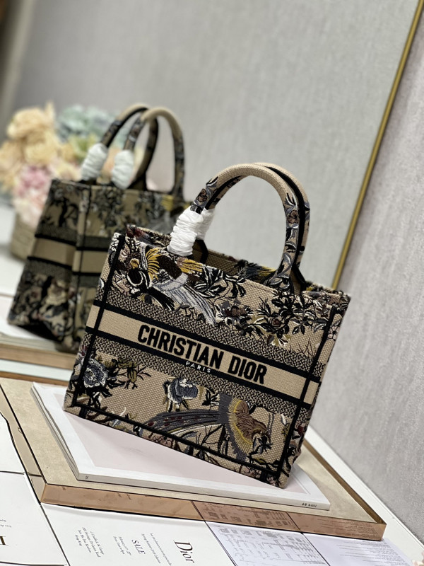 small D*or book tote