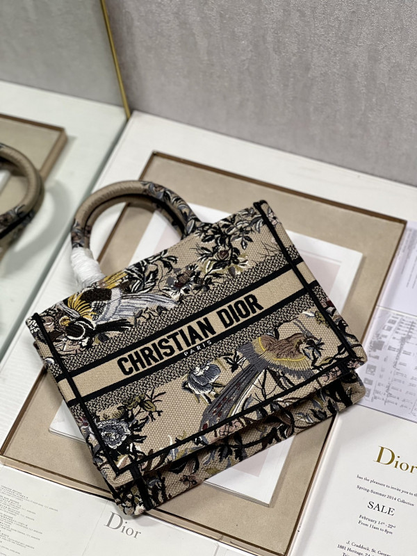 small D*or book tote