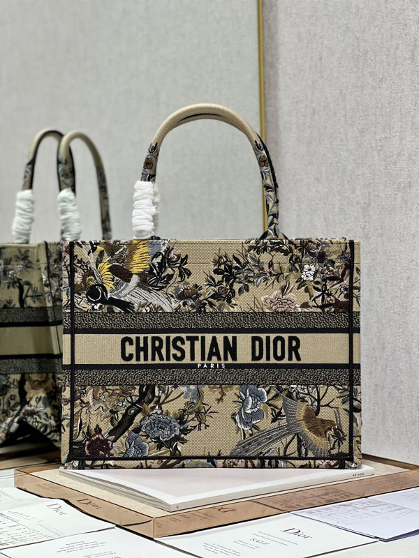 medium D*or book tote
