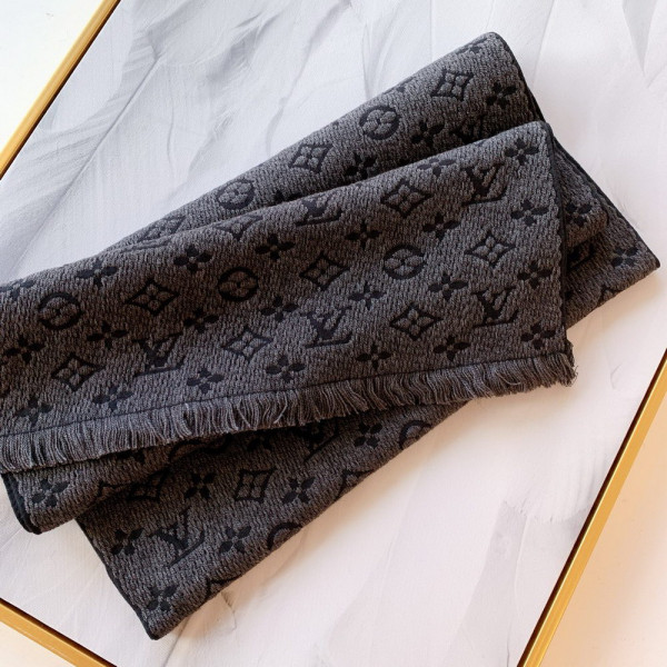 l**is V*t*n monogram classic scarf