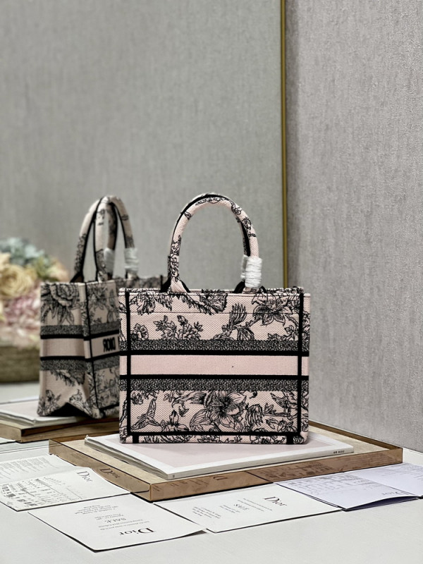 small D*or book tote