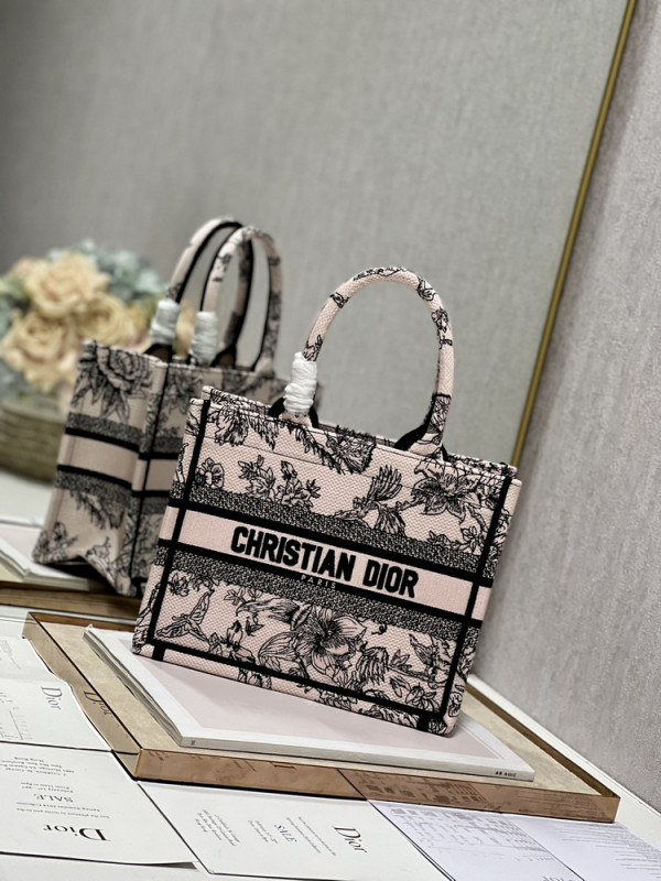 small D*or book tote