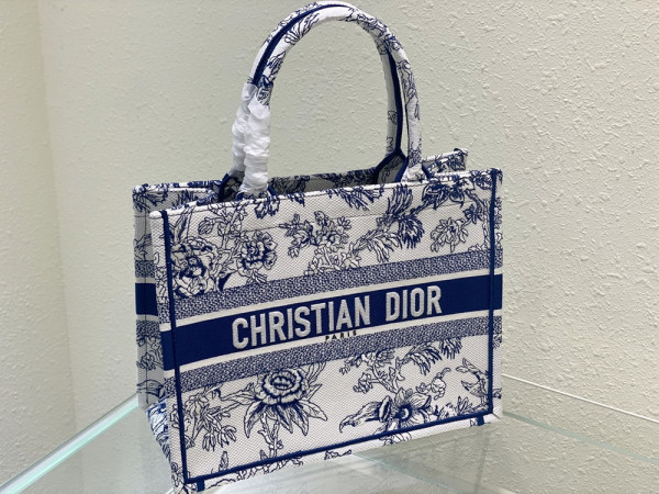 medium D*or book tote