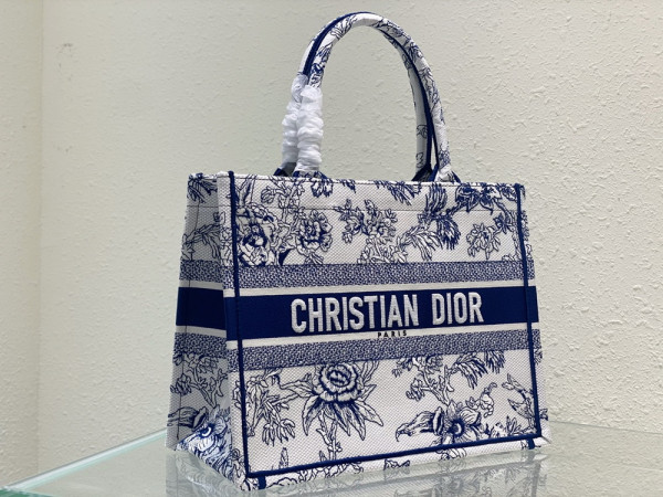 medium D*or book tote