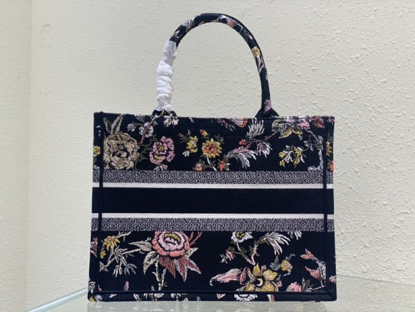medium D*or book tote