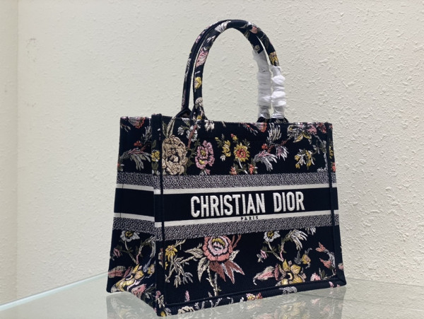 medium D*or book tote