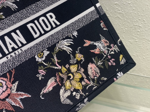 large D*or book tote